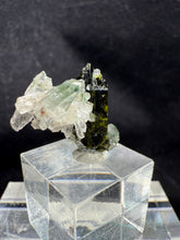 Load image into Gallery viewer, Epidote-01