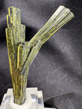 Load image into Gallery viewer, Epidote-03