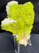 Load image into Gallery viewer, Pyromorphite-01
